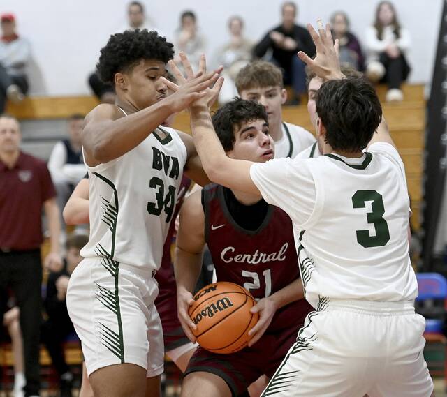 Belle Vernon defenders trap Greensburg Central’s Luke Semelka during their game on Saturday, Dec. 20, 2025, at Jeannette. (Christopher Horner | TribLive)