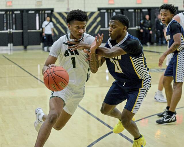 Belle Vernons Curtis Wade drives against Farrells Dorian Cain during the PIAA Class 4A first round last season. (Jenn Codeluppi | Mon Valley Independent)