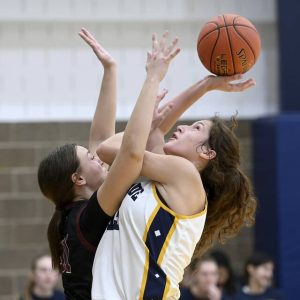 Shady Side Academys Cassie Sauer works against Greensburg Central Catholics Avery Jones last season. (Christopher Horner | TribLive)
