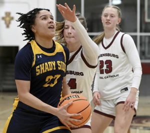 Shady Side Academy’s Karis Thomas scores past Greensburg Central’s Abby Dlugos and Erica Gribble on Thursday, Jan. 8, 2026 at GCC. (Christopher Horner | TribLive)