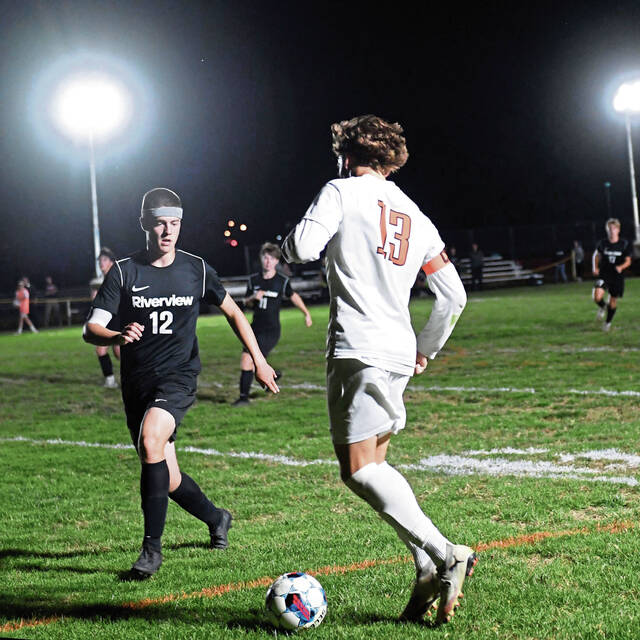 Springdales Alex Wylly works against Riverviews Carter Baldwin during their game on Thursday, Sept. 11, 2025, in Oakmont. (Christopher Horner | TribLive)