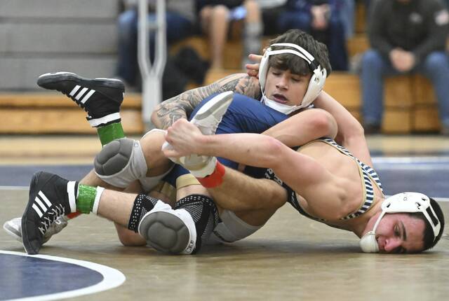Norwins Brooks Blasko beats Franklin Regionals Chase Smith during the 139-pound bout last week. (Chaz Palla | TribLive)
