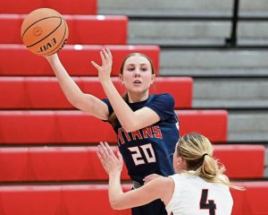 Shalers Juliana Hartz works against Fox Chapels Ella Shevchuk on Jan. 9. (Christopher Horner | TribLive)
