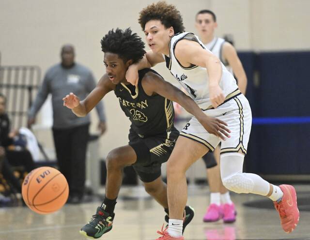 Franklin Regionals Daniel Mosiello fights for the ball with Gateways Jacob Settles on Dec. 19, 2025. (Chaz Palla | TribLive)