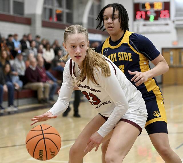 Greensburg Centrals Erica Gribble works against Shady Side Academys Karis Thomas on Thursday, Jan. 8, 2026, at GCC. (Christopher Horner | TribLive)