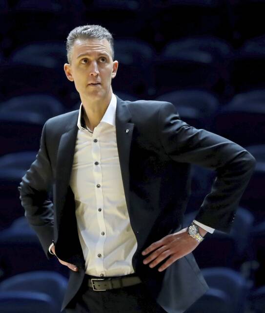 Pete Strobl, shown as head coach of Löwen Braunschweig in 2021, has launched The Scoring Factory PREP basketball academy in Pittsburgh. (Getty Images)