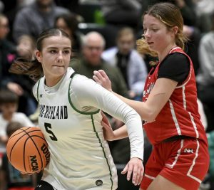 Pine-Richlands Mia LeDonne works past North Hills Lucy Pirring on Jan. 29. (Christopher Horner | TribLive)