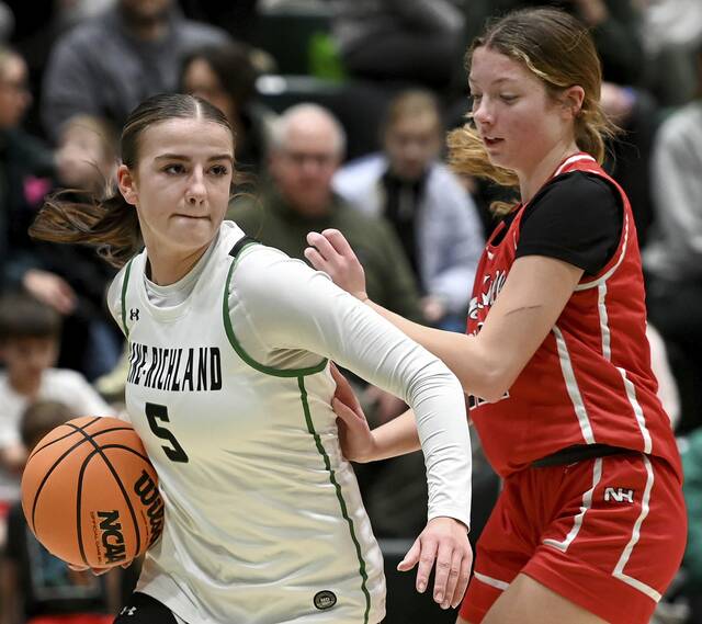 Pine-Richlands Mia LeDonne works past North Hills Lucy Pirring on Jan. 29. (Christopher Horner | TribLive)