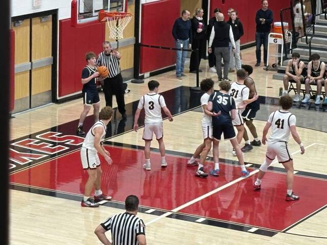 Butler lines up for an inbounds play against Fox Chapel on Friday. (Bob Orkwis | For TribLive)