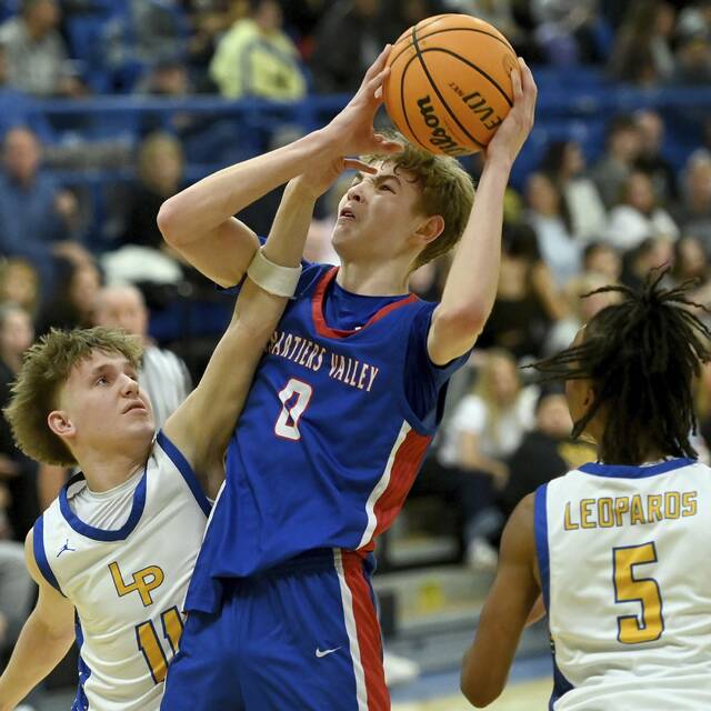 Chartiers Valleys Luca Federico works against Lincoln Parks Aaron Wehner on Jan. 7. (Christopher Horner | TribLive)