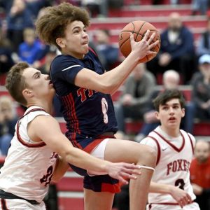 Shalers Jordan Epps drives to the basket past Fox Chapels Grant Fenton on Dec. 3, 2024. (Christopher Horner | TribLive)
