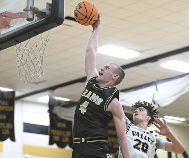 Highlands Troy Bielak elevates past Valleys Dawson Wall on Feb. 6. (Chaz Palla | TribLive)