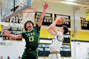 Quaker Valleys Sam Chapman shoots as Belle Vernons Elijah Majors defends in the WPIAL Class 4A quarterfinals Wednesday, Feb. 18, 2026. (Jeff Helsel | Mon Valley Independent)