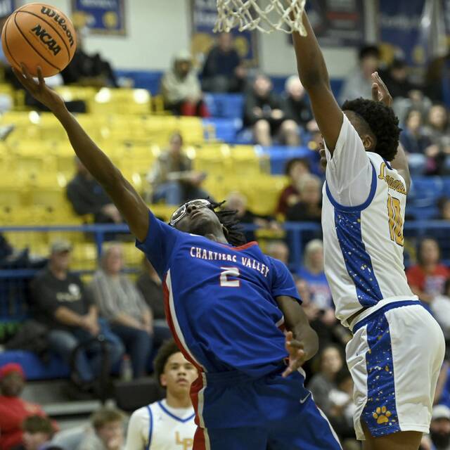 Chartiers Valleys Julius Best scores against Lincoln Parks Malcolm Frye on Jan. 7. (Christopher Horner | TribLive)