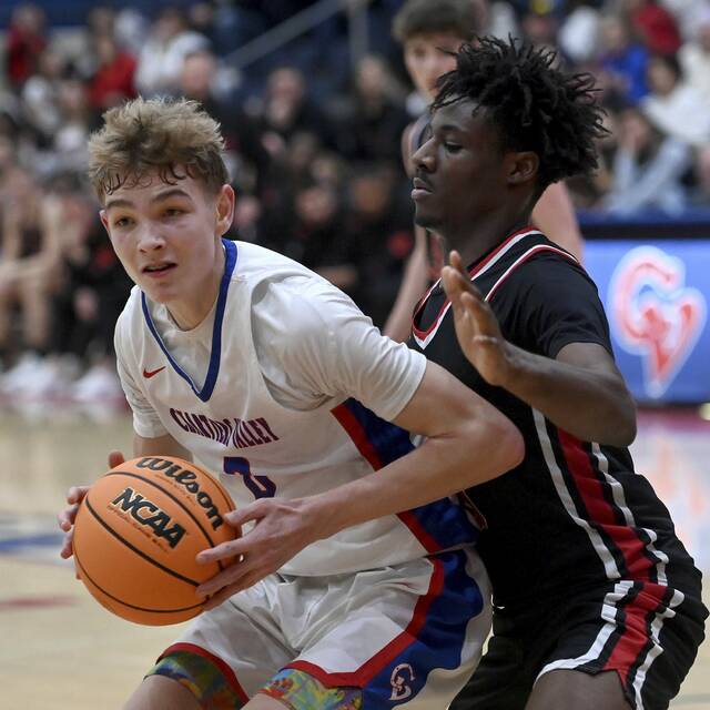 Chartiers Valleys Luca Federico works against Moons AJ Buford on Dec. 19, 2025. (Christopher Horner | TribLive)