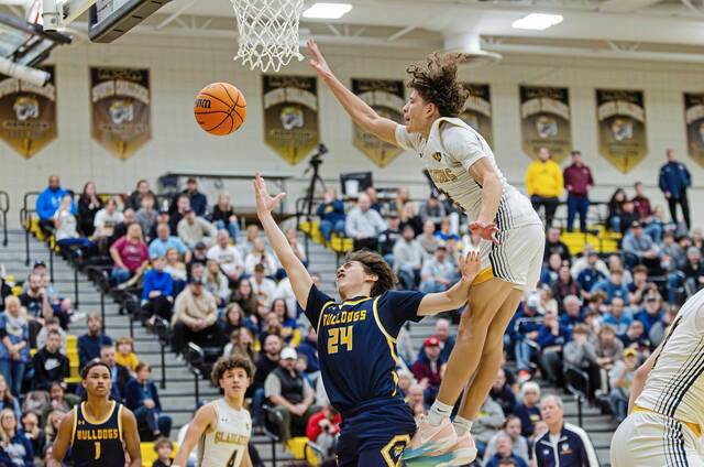 South Allegheny's Drew Cook tries to block the shot of Shady Side Academy's Kai Lamberson in the WPIAL Class 3A semifinals Tuesday, Feb. 25, 2026. (Kyler Cecil | Mon Valley Independent)