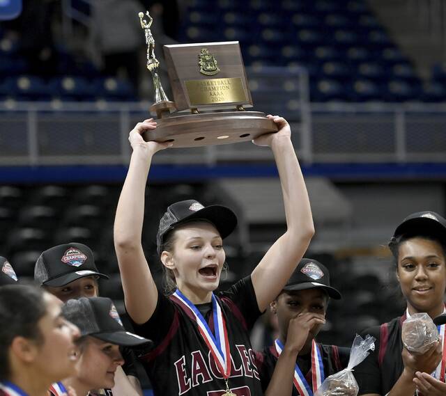 Oakland Catholics Josie Fontana hoists the WPIAL championship trophy with teammates after defeating Blackhawk in the Class 4A final Feb. 28 at Petersen Events Center. (Christopher Horner | TribLive)