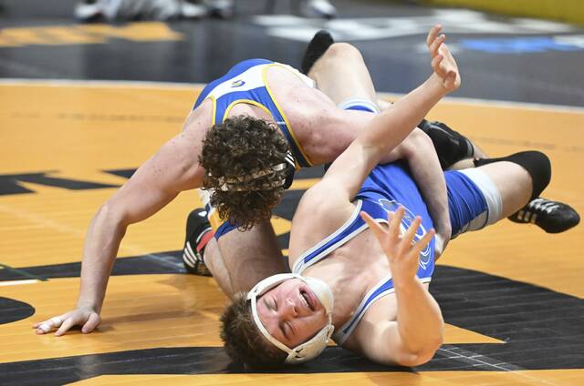 Derrys Mason Horwat beats Warrior Runs Max Wimsberger during a PIAA Class 2A 172-pound semifinal Friday	at Giant Center. (Chaz Palla | TribLive)