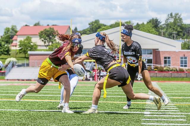 The Steelers all-stars play against the Commanders all-stars in the 2025 Big 33 girls flag football game at Cumberland Valley. (Courtesy of PSFCA)