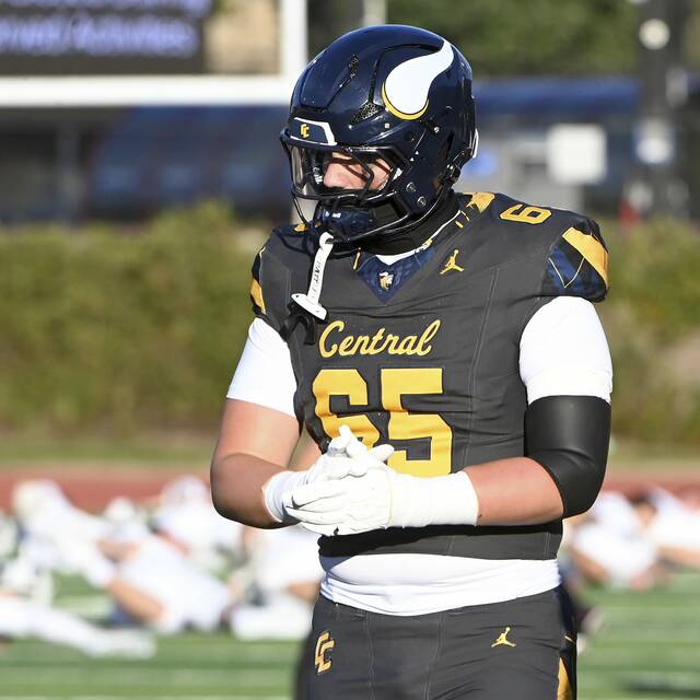 Central Catholic lineman Jimmy Kalis warms up before the Vikings’ game against Pine-Richland on Aug. 29, 2025, at CMU. (Christopher Horner | TribLive)